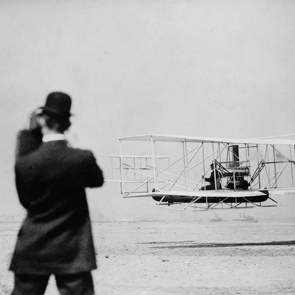 Первый самолет пролетел на 1400 км меньше. Первый полет братьев Райт 1903. Братья Райт первый самолет. Полет братьев Райт 17 декабря 1903. Летательный аппарат братьев Райт.