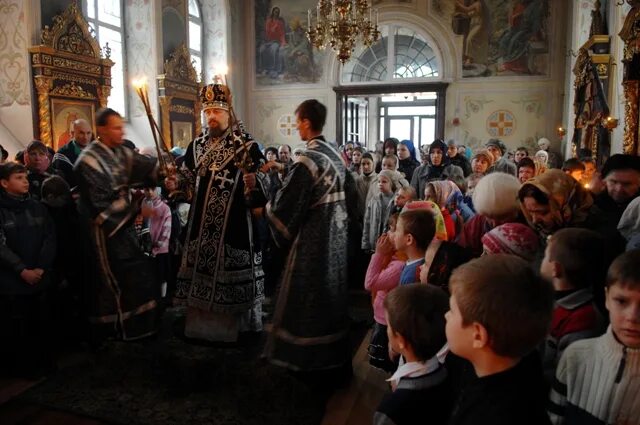 Церковная тематика. Шапка для храма. Женщина в церкви в шапке. Земной поклон в храме.