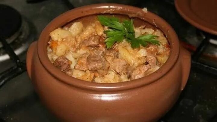 Грибы с картошкой тушеные в горшочке. Свинина в горшочке с картофелем. свинина с картошкой в горшочках. свинина в горшочках с картошкой в духовке. свинина в горшочке с картофелем в духовке.