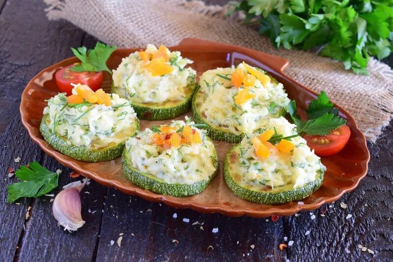 Кабачки с плавленным сыром и чесноком. Кабачки с сыром и чесноком. кабачки жареные с сыром и чесноком. цукини с сыром и чесноком. кабачки с сыром и чесноком фото.