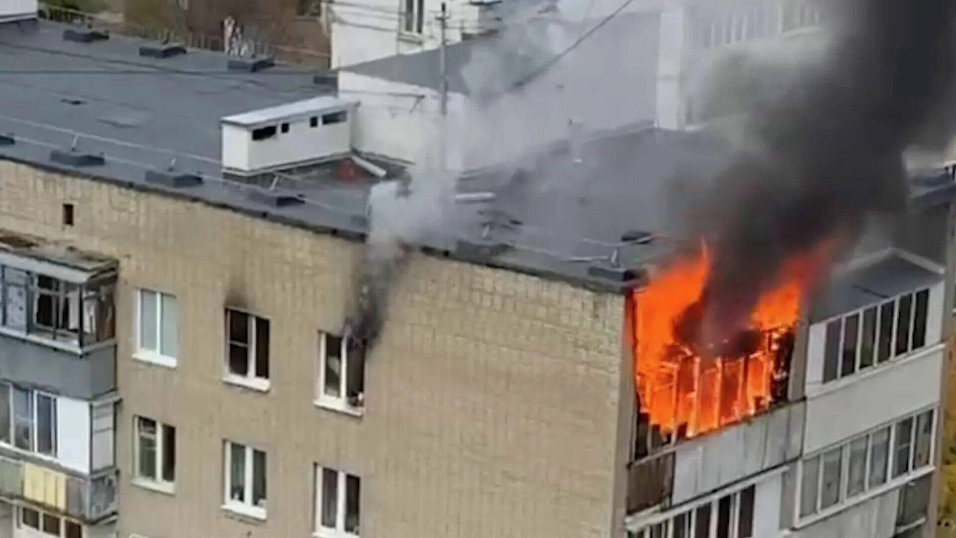 Пожар в доме дали. Пожары в жилых домах. Пожар в жилом доме. Пожар в квартире в Москве. Пожар в Москве многоэтажка.