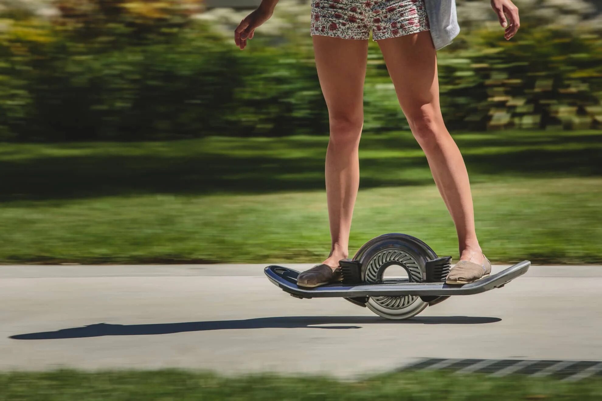 Колесо можно кататься. Скейтборд hoverboard Onewheel 10дюйм. Одноколесный скейтборд Onewheel. Ховерборд одноколесный. Ховерборд на 1 колесе.