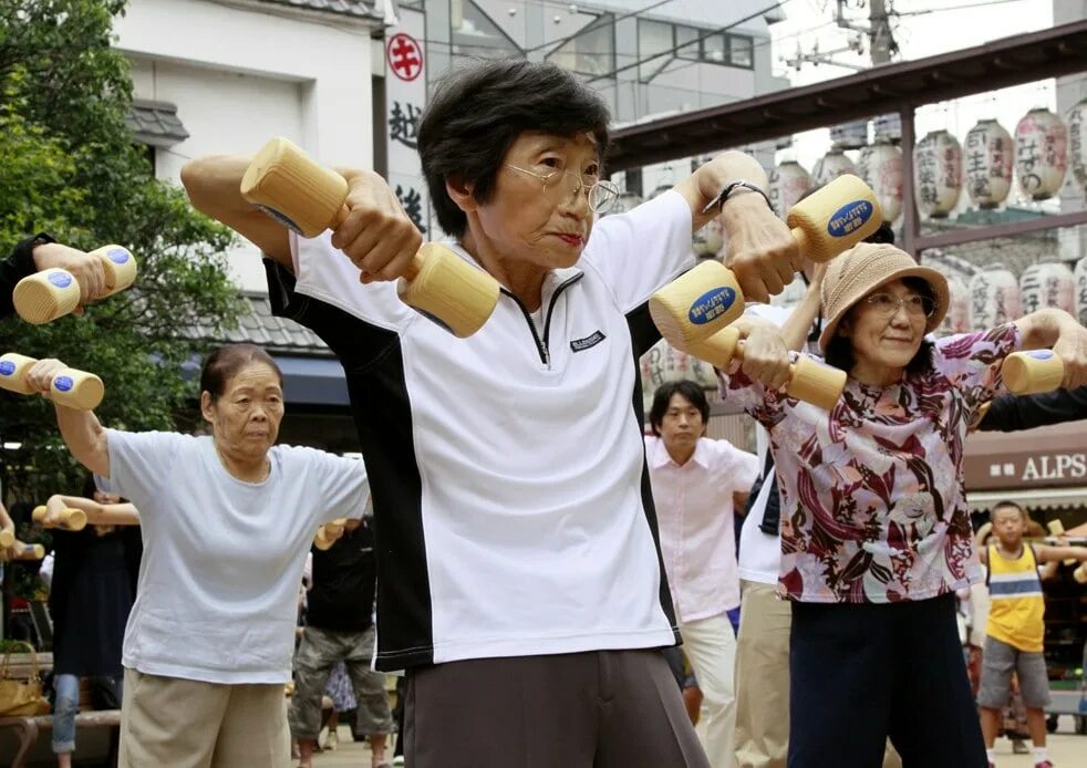 Долголетие китая. Японские долгожители Окинава. Япония люди. Долголетие в Японии. Японцы долгожители.