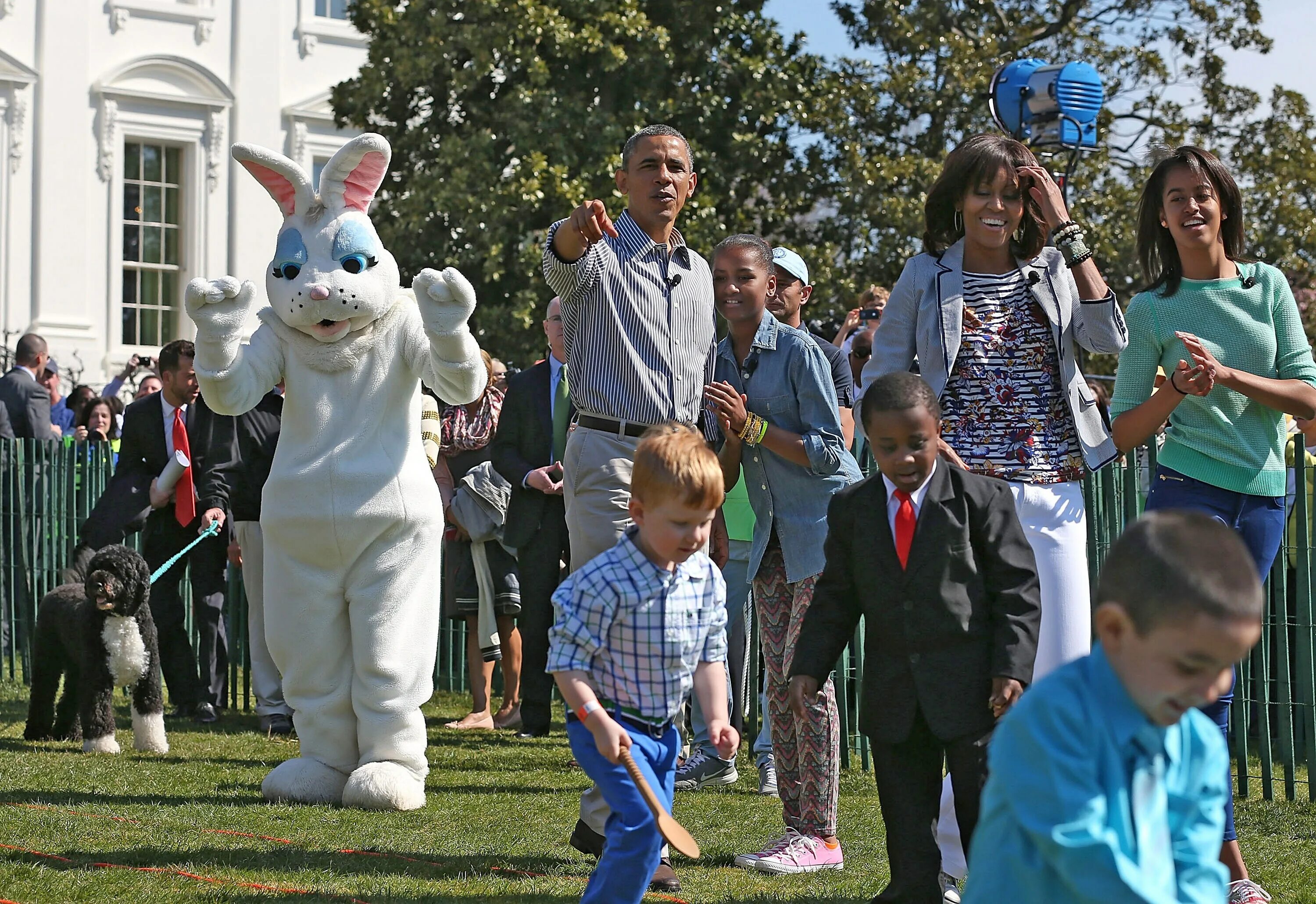 Пасхальное катание яиц у белого дома. Катание яиц в Америке. Easter в США. Пасха в Америке белый дом. Пасха в сша 2024