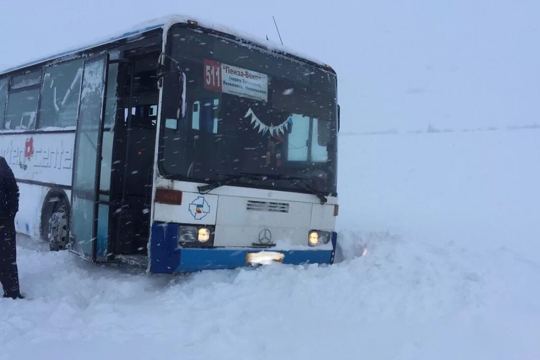 Снегопад в ялте сегодня. Метели автобус. Автобус на зимней дороге. Автобус зимой. Метели автобус.