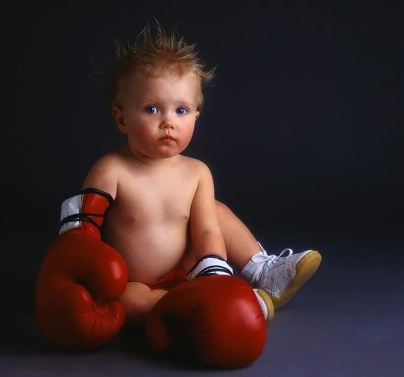 Если хотите быть сильными детки. Ребенок в боксерских перчатках. Ребенок. Мальчик в боксерских перчатках. Маленькие дети спорт.