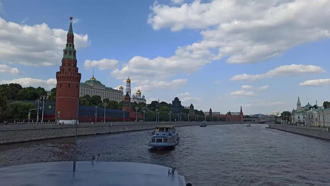 Река москва и люди. Воробьевы горы теплоход. Москва ре. Москва ре. Причал китай город устьинский мост.