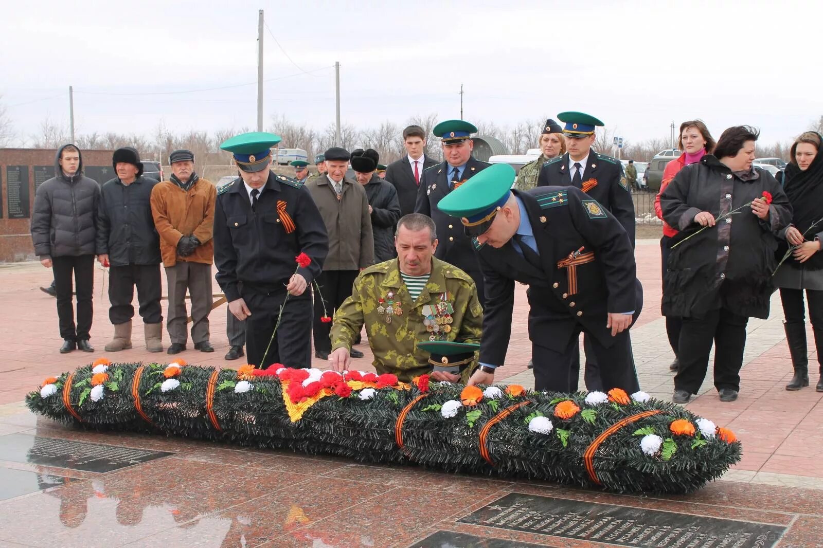 Погода тараховка перелюбского района саратовской области. Перелюб Саратовская область. Село Грачев куст Перелюбского района Саратовской области. Памятник Перелюб. Село Грачев куст.