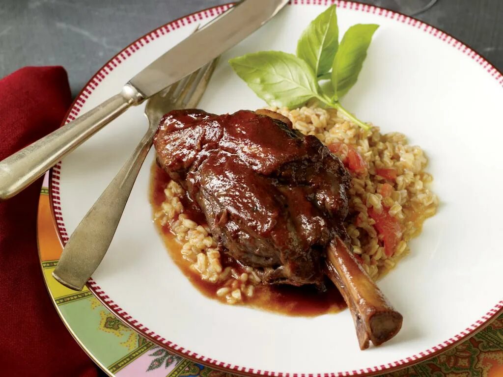 Голяшка телячья. Голяшка ягненка. Ягненок тушеный в белом вине. Голяшка баранья. Голяшка баранья.