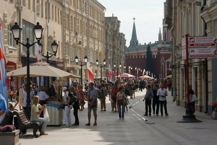 Люди на улицах городов россии. Москва Тверская улица люди. Пешеходные зоны Никольская улица. Многолюдные улицы Москвы. Люди на улице города.