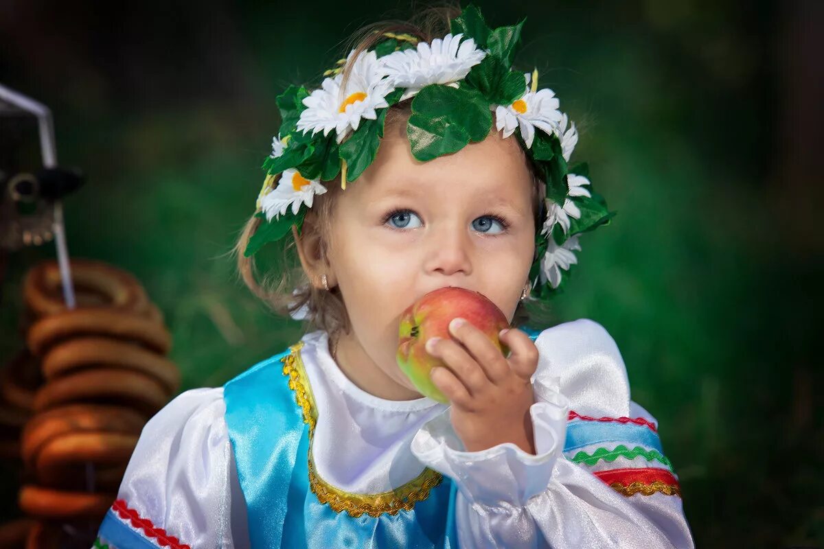 Русские народные костюмы для детей. Русский костюм для девочки. Детская фотосессия в народных костюмах. Фотосессия в русском народном костюме. Russian дети