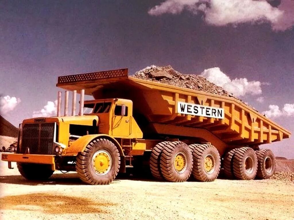 Про больших грузовиков. Немецкий самосвал liebherr t282b. Liebherr t282b кабина. Белаз-75710 самосвал. Карьерный самосвал liebherr t282b.