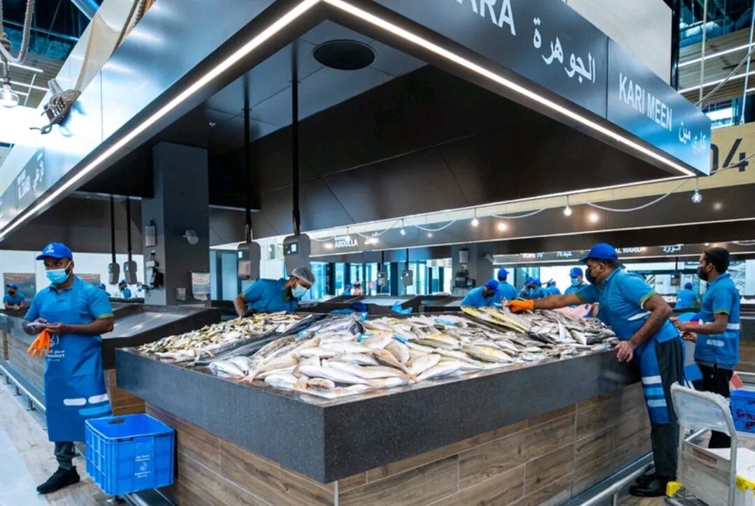 Где рыбный рынок на волне. Рыбный рынок Абу Даби. Рыбный рынок в порту Абу Даби\. Рыбный рынок в Дубае. Рыбный рынок в Абу Даби фото.
