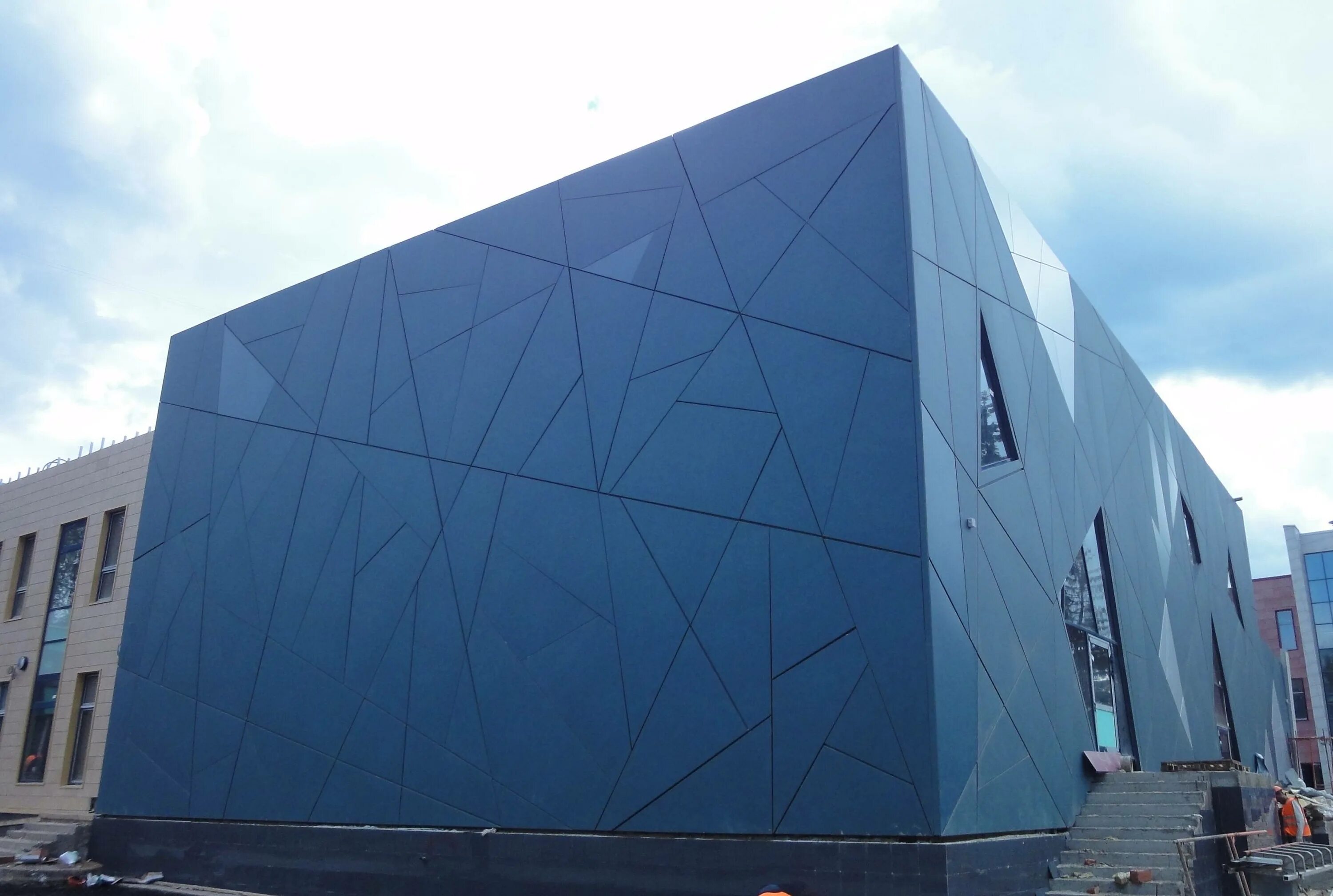 Стальные кассеты ALUWALL. ALUWALL панели. Объемный фасад из металлокассет. Фасадные кассеты сложной формы