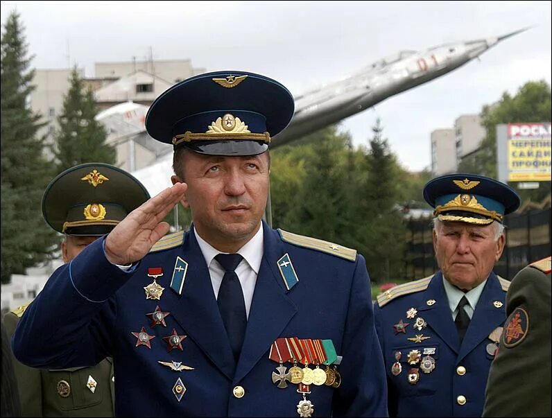 Офицер пенсионер. Начальник Сызранского ВВАУЛ. Генерал полковник авиации РФ парадная форма.