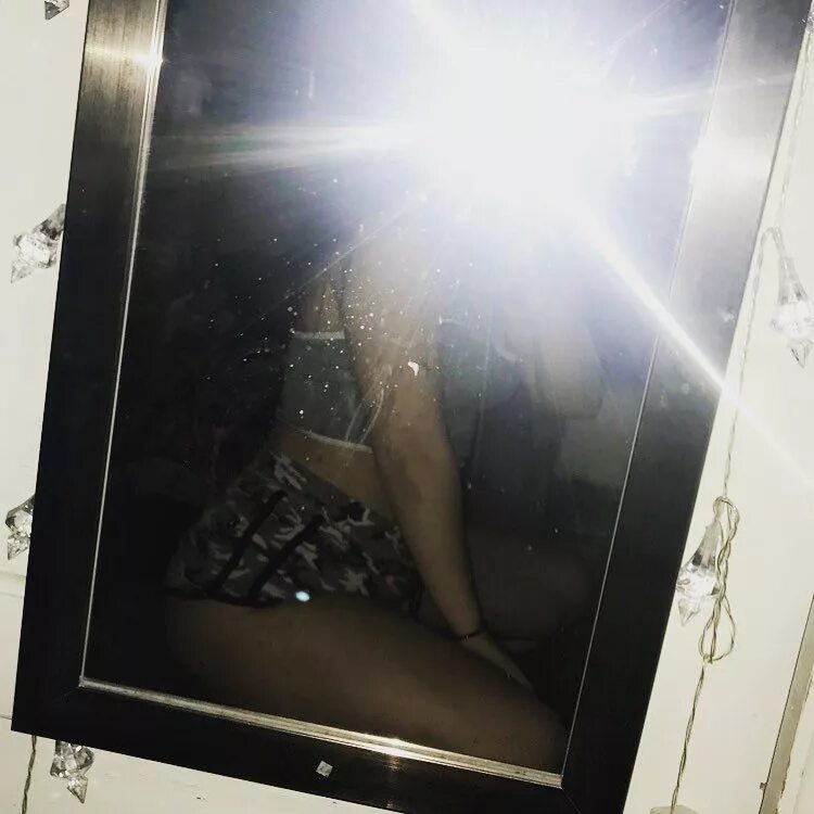 Фото девушек в ванной в зеркале. Девушки в зеркале со вспышкой. девушки у зеркала в трусах. девушка возле зеркала без лица. девушка около зеркала со вспышкой.