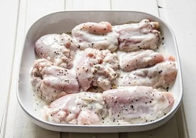 Курица маринованная в кефире. Курица замаринованная в кефире. Куриные бедра в кефире. Филе куриное в кефирном маринаде.