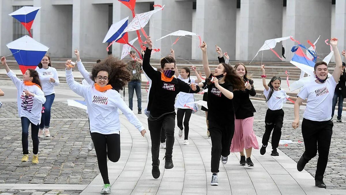 Время молодых движение. Большая перемена молодежное движение. Российское движение детей и молодежи большая перемена. Молодежное движение. Детские и молодежные движения.