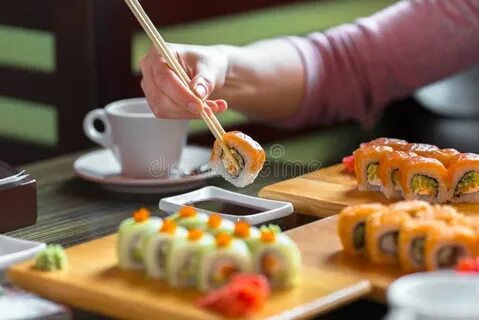 Вкусно едят суши