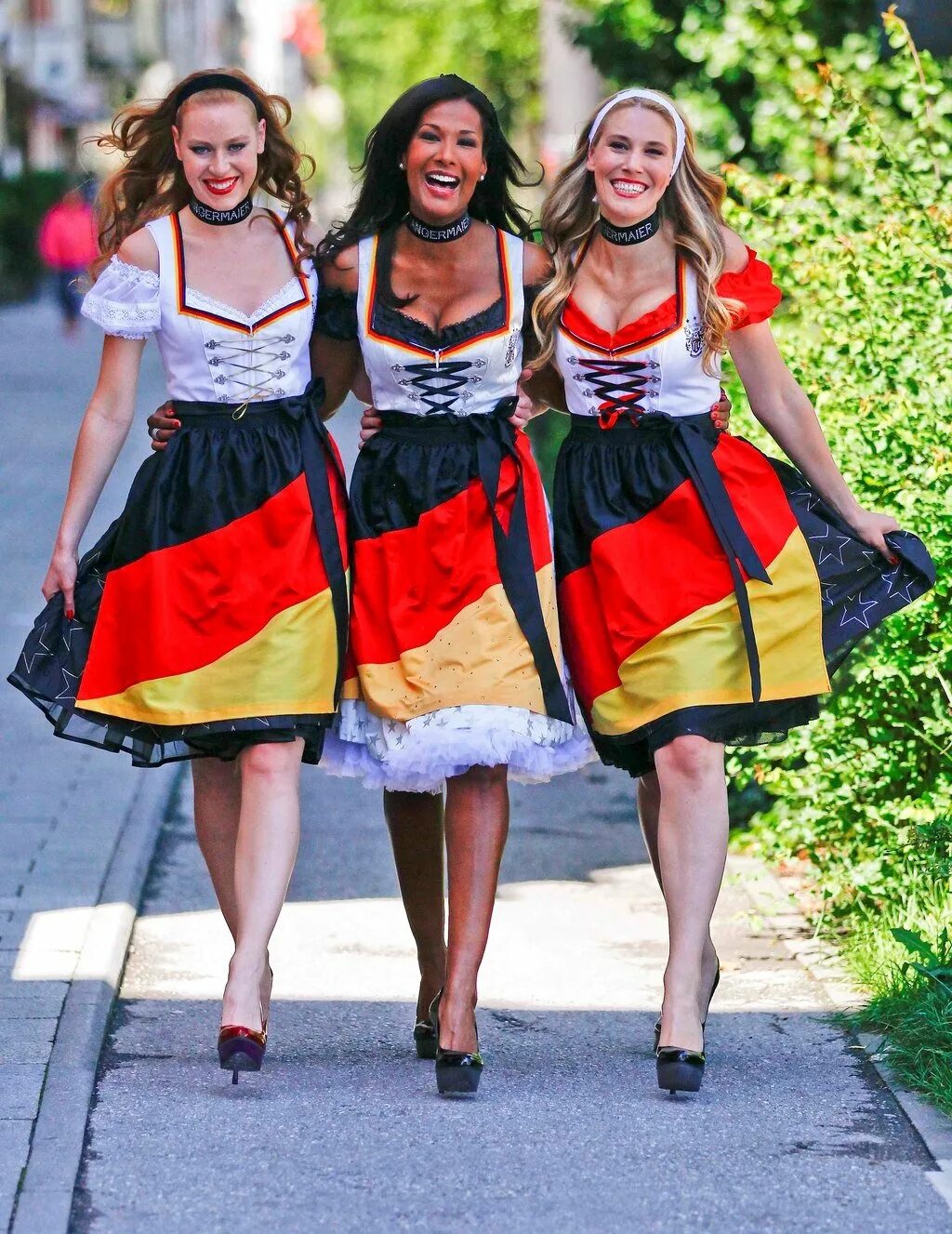 Красивые немецкие женские. Германка в национальном костюме. Дирндль. Австрийский национальный костюм. Девушки Германии.