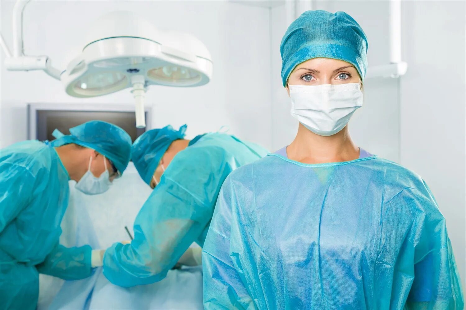 Женщины оперирует. Девушка хирург в операционной. Молодые хирурги в операционной. Красивые женщины хирурги. Мужчина хирург в операционной.