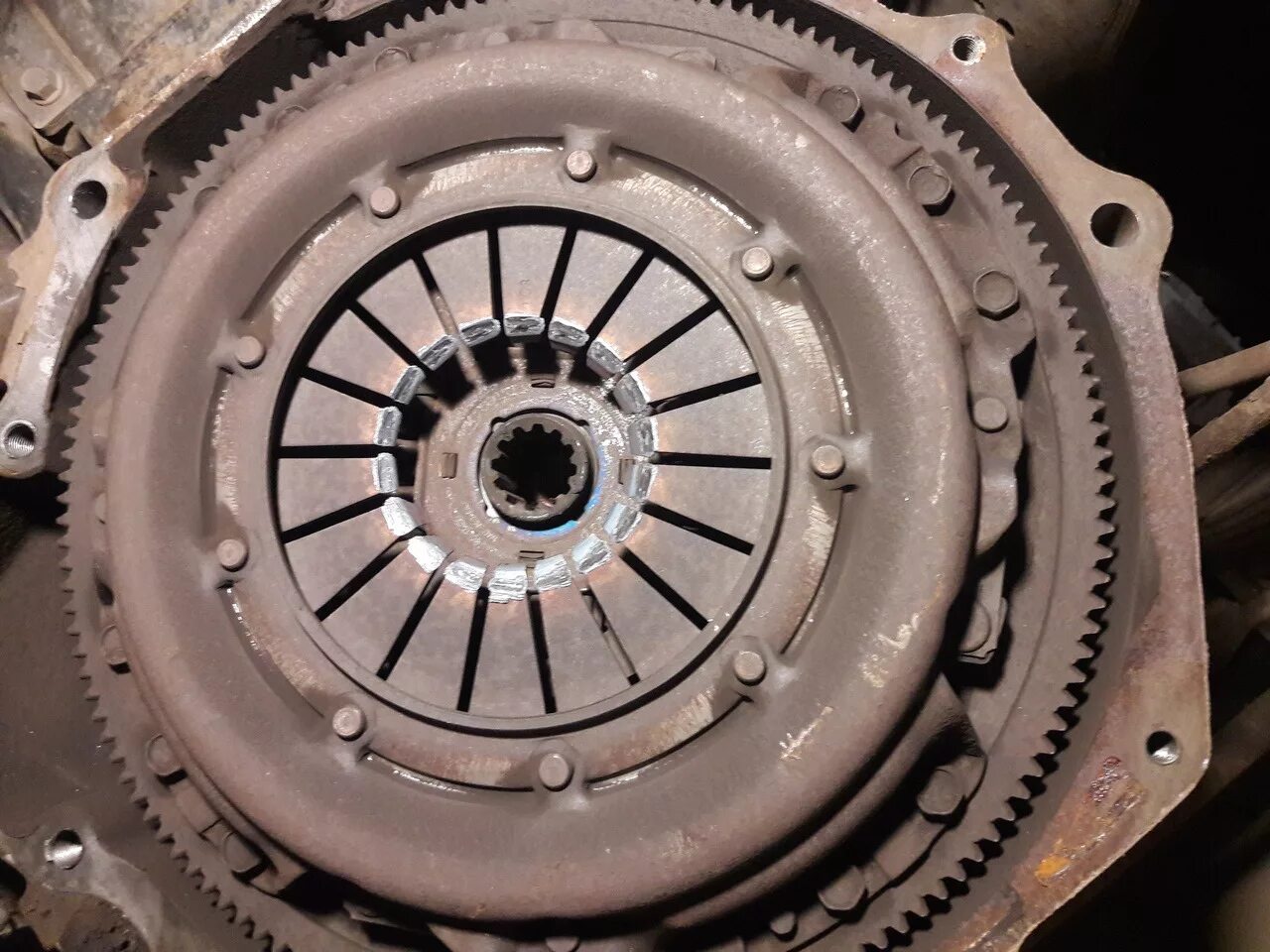 Не выжимается сцепление. Сцепление фольксваген гольф 2. Ниссан альмера 2017 выжим сцепления. Гольф 3 выжимной сцепления. Вилка сцепления матиз 1.