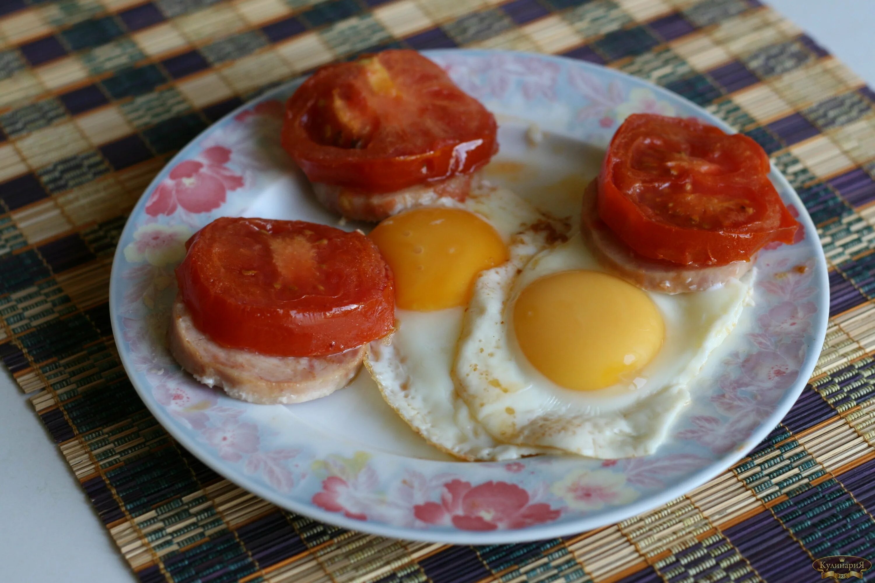 Ветчина яйца помидоры. Яичница глазунья с ветчиной. Яичница глазунья с помидорами. Яичница с ветчиной и помидорами. Жареные яйца с помидорами.