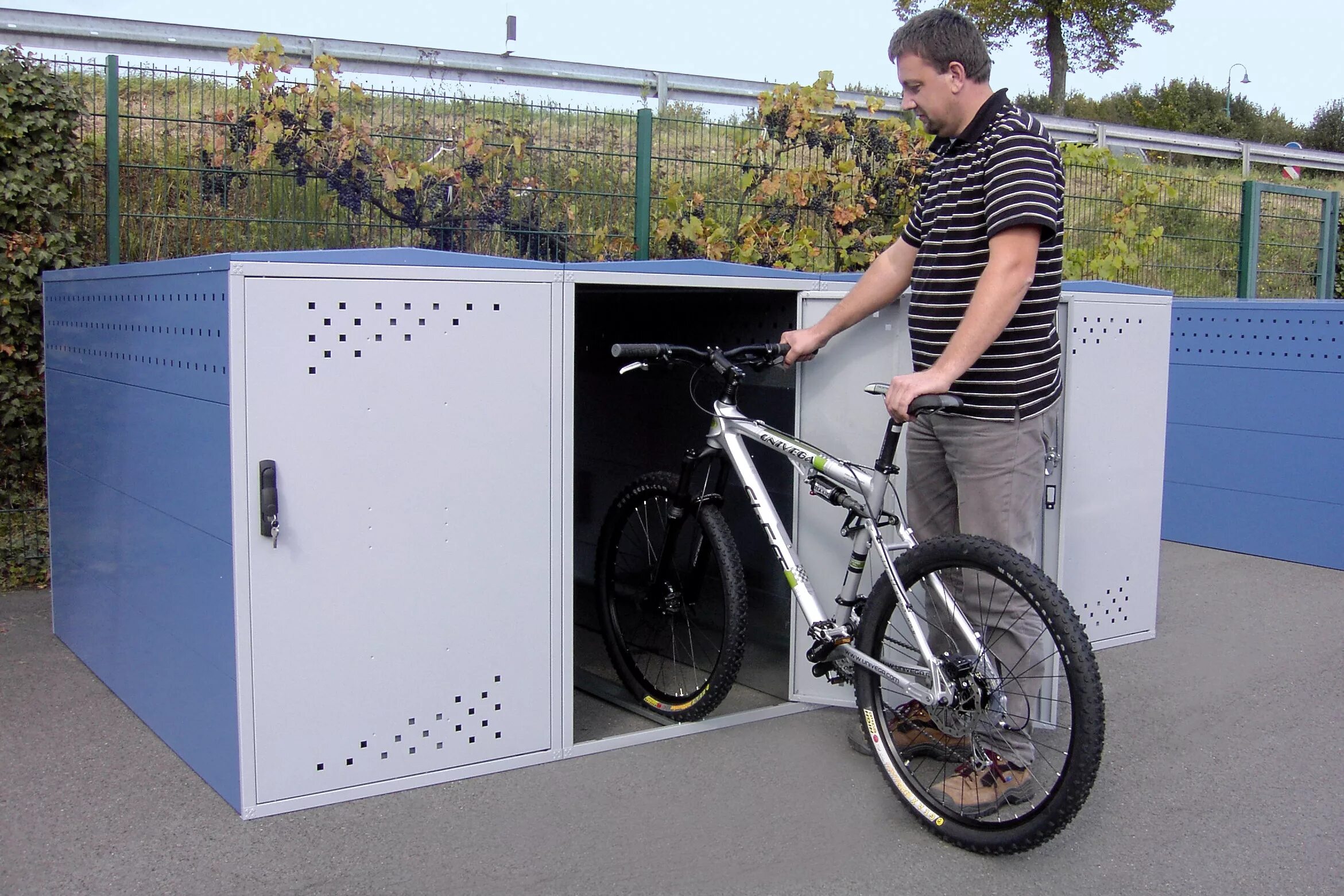 Гараж для велосипеда. "минск велогараж". Ящик для хранения велосипеда. Велогараж 67. Пристенный велогараж.