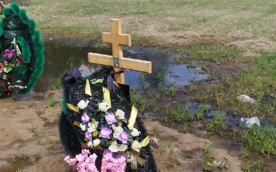 Кладбище Касимов Рязанской области. Касимов новое кладбище. Затонувшее кладбище. Затопленное кладбище. Могила утонувшей