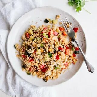 Киноа с овощами на сковороде