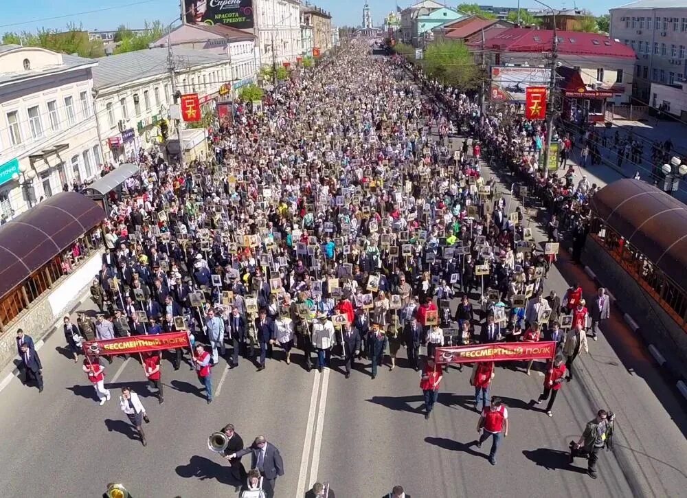 Магазин 9 мая тула. 9 Мая Тула. Тула 9 мая 2016. Люди на улице парад. 9 Мая Тула фото.