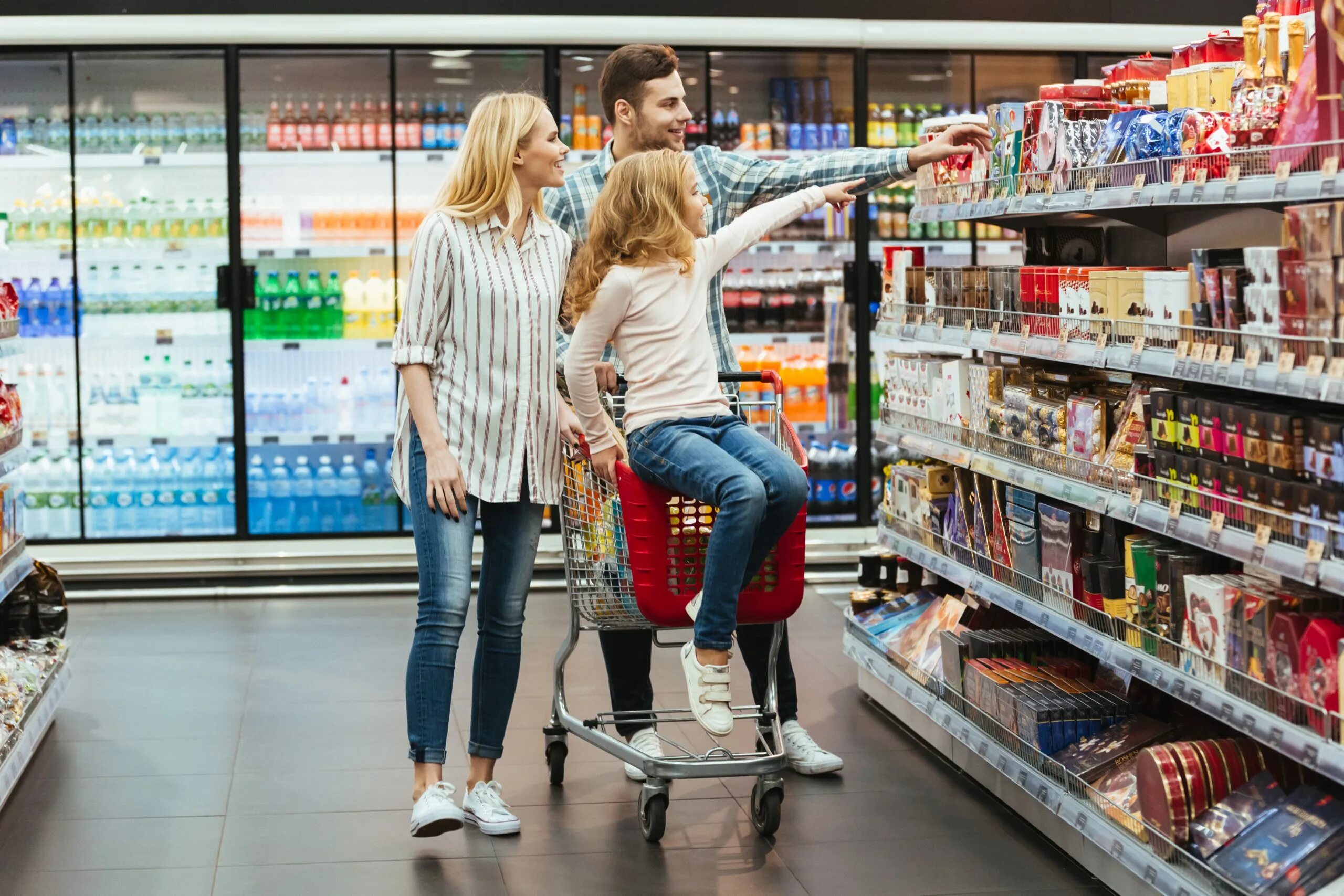 Продукты в супермаркете. Фотосессия в продуктовом магазине. Шоппинг в продуктовом магазине. Люди в супермаркете. Do the shopping предложение