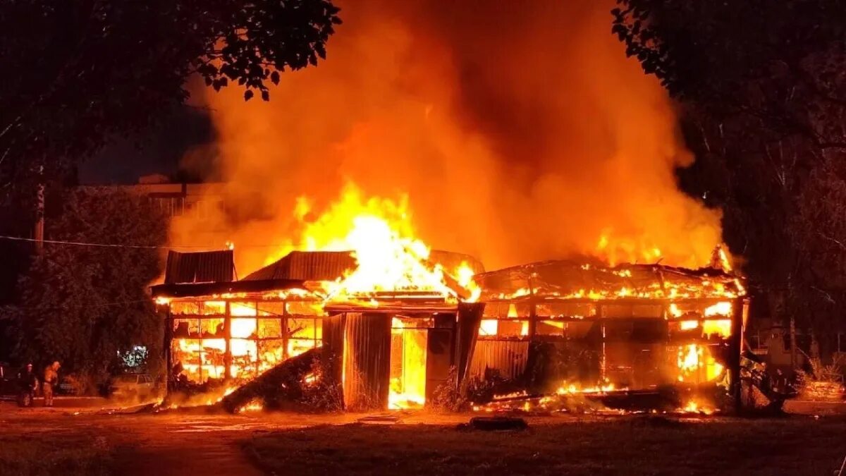 Горящий город. Сгорел магазин. Ночной пожар. Горящий дом. В городе сгорел дом