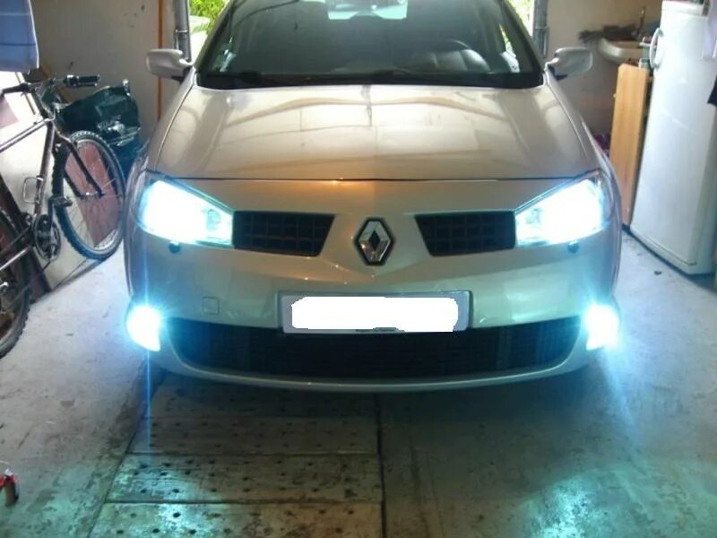 Рено меган 2 с туманками. Рено меган 2 ближние фары. Крепление лампочки ближнего света рено меган 2. Рено меган 2 ближние фары. Лампочка ближнего света renault megane 2007 года.