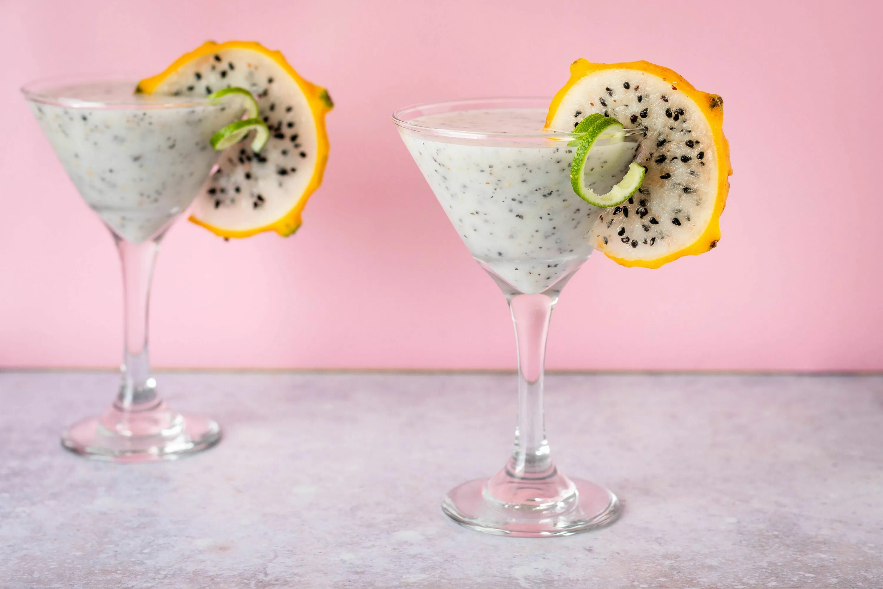 Passion fruit martini. Драгон коктейль. Драконий фрукт коктейль. Мартини и фрукты. Коктейль с драгон фруктом.