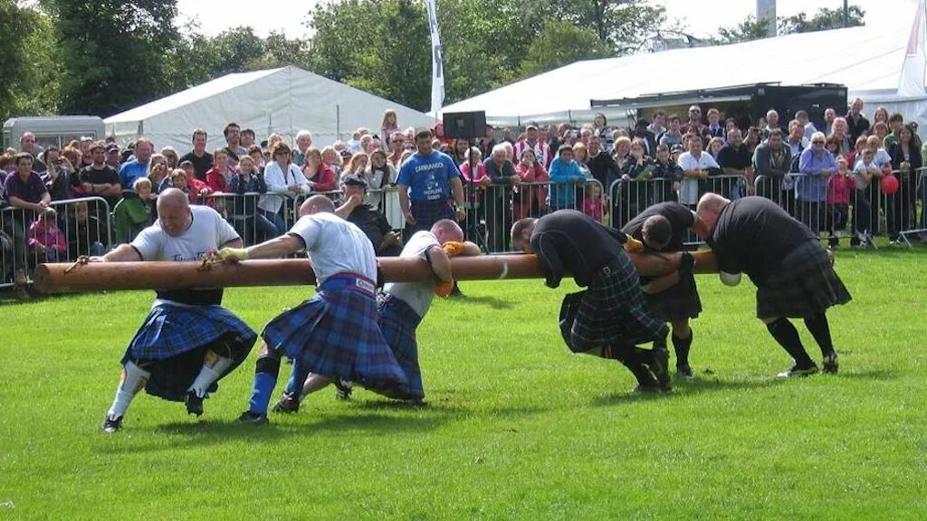 Hammer throw highland games. Фестиваль highland gatherings в шотландии. шотландские игры горцев. хайленд геймс в шотландии. игры горцев в шотландии.
