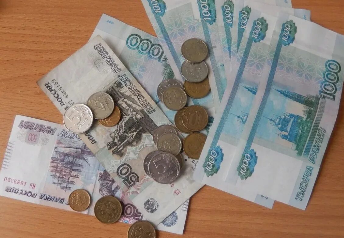 N сумма денег. Деньги на столе. рубли на столе. немного денег. русские деньги.