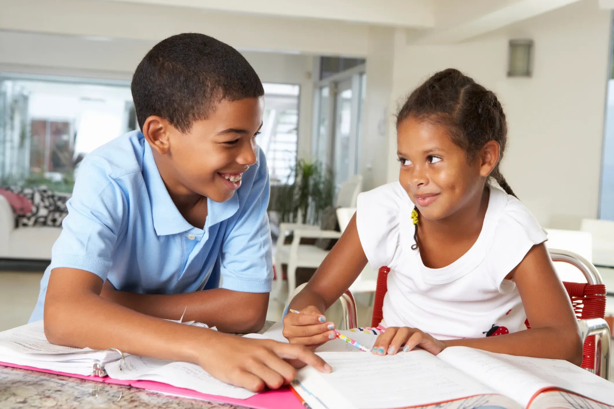 Брат с сестрой делают уроки. Child doing homework. Children do homework. Siblings having fun Фотобанк Лори.