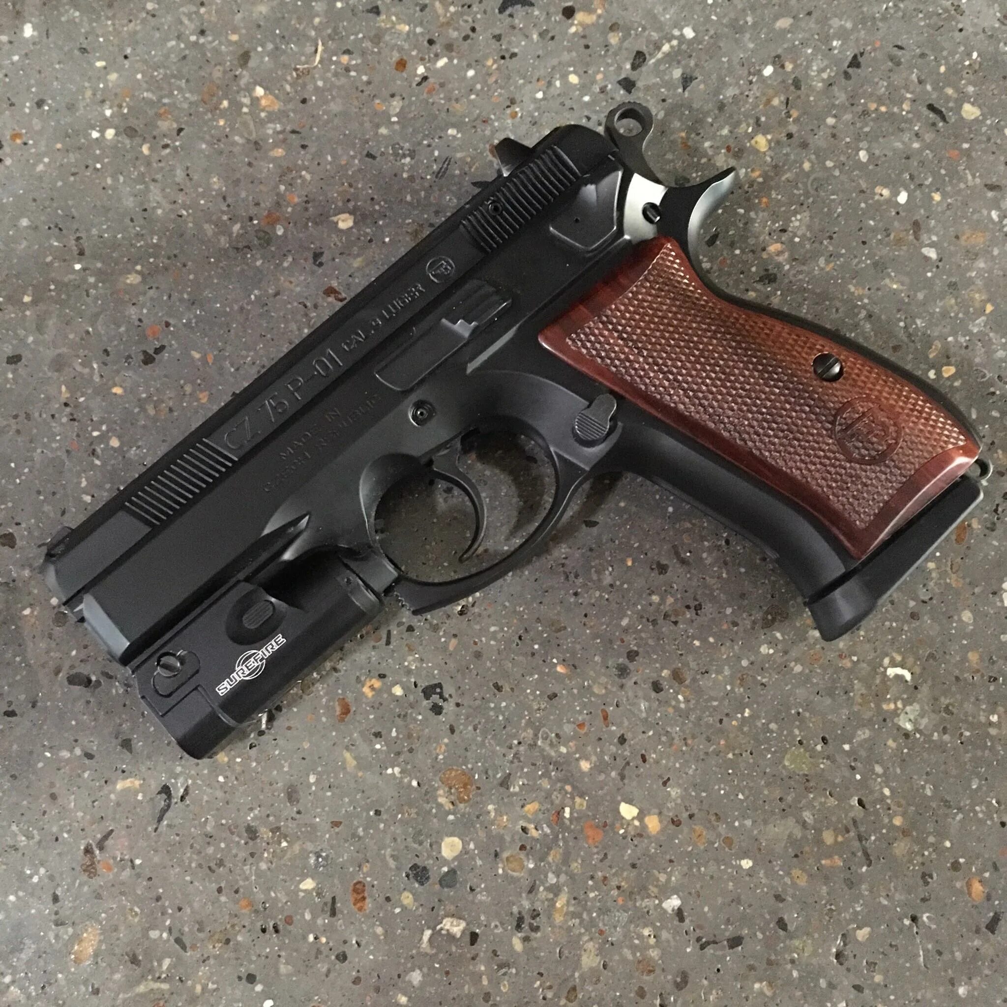 Cz 75 p-01. Cz p-01 omega. Cz 75 накладки на рукоять. Cz 75 sp-01 parabellum. Mclaren p1 gtr 1/43.