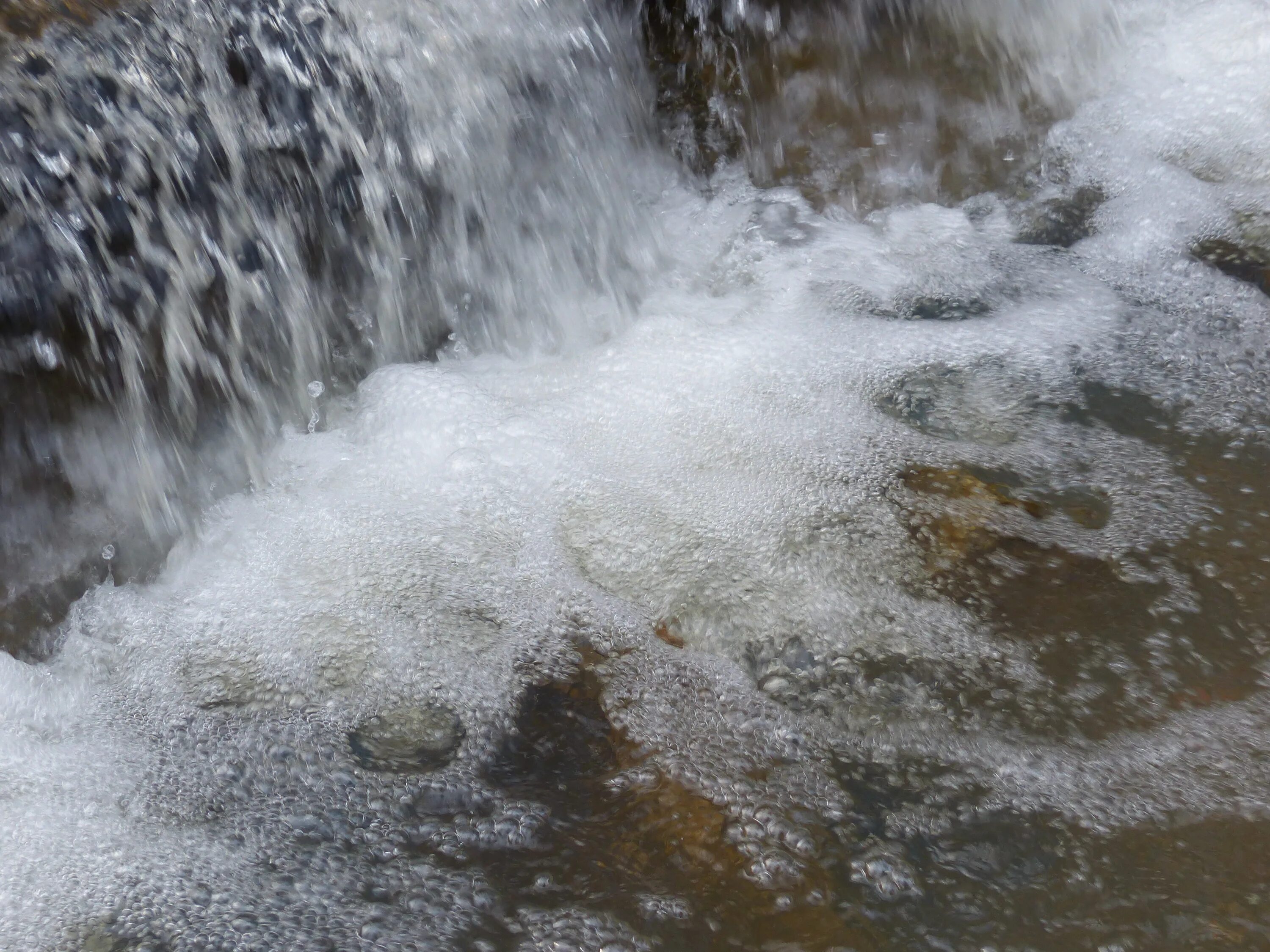 Река пена. Пенный водопад. Водопад пенится. Водяная пена водопада.