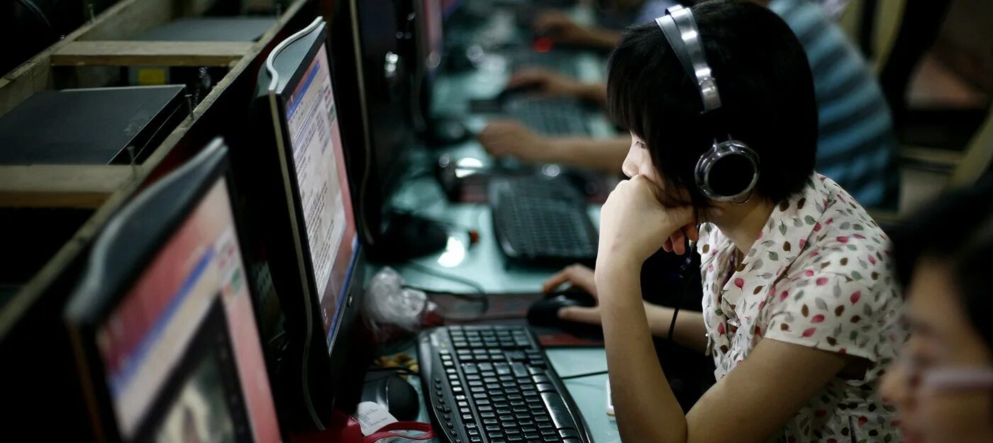 Девушка в компьютерном клубе. Игровой турнир. Девушка геймер. Девушка в компьютерном клубе. Девушка в компьютерном кибер клубе.