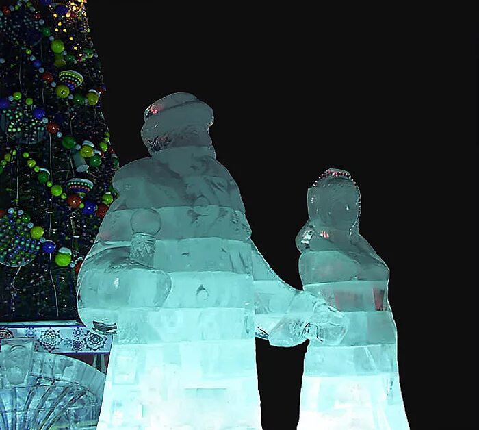 Великий устюг ледяные фигуры. Ледяной скульптуры деда мороза и снегурочки. Ледовая скульптура дед мороз. Дед мороз лед. Ледник деда мороза в великом устюге.