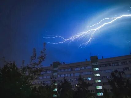 Песня за окном гроза бушует
