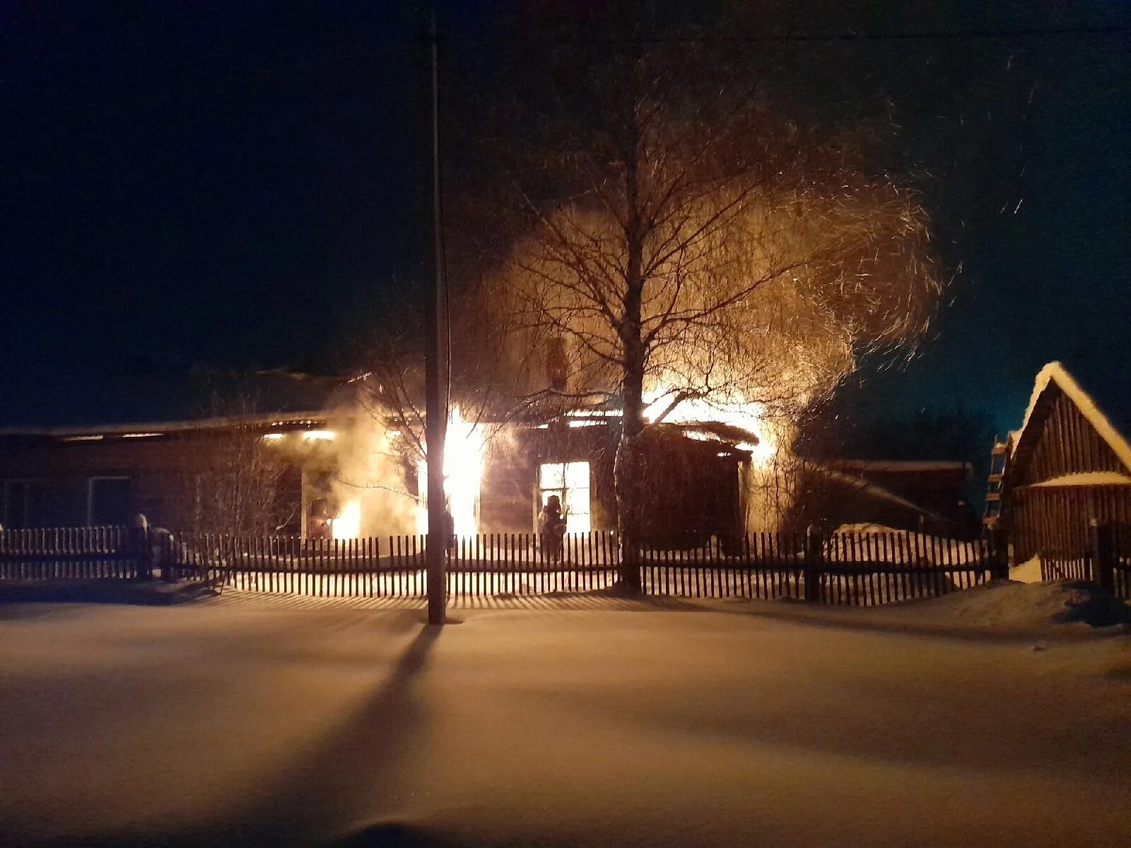 Новости харовска вологодской. Пожар в Харовске Вологодской области. Пожар Харовский район. Сгоревшие здания Харовска. Пожар вчера в Харовске.