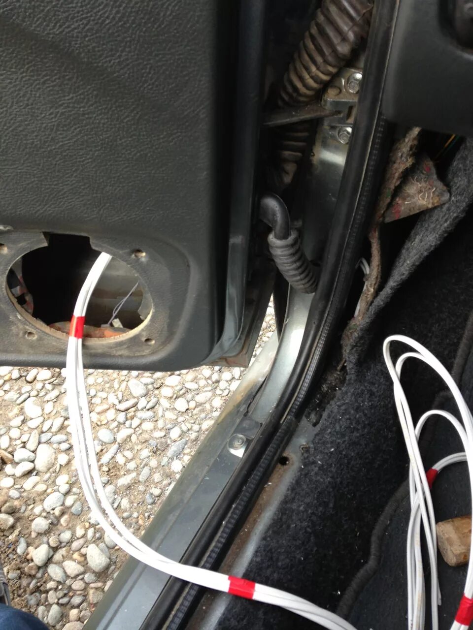 Соленоид ваз 2114. Салон ваз 2114 двери. Звук 2114 открытой двери. Дверь 2114 вод. Дверь ваз 2114 без обшивки.