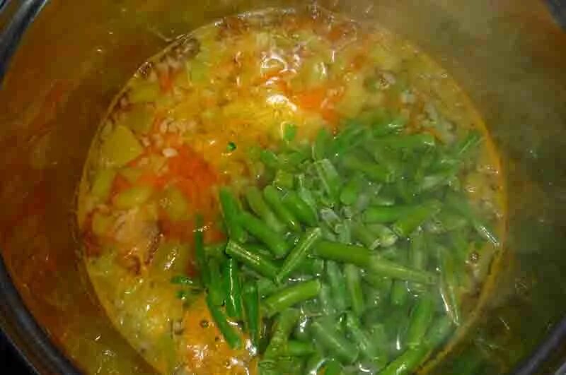 Суп из стручков фасоли свежей. Овощной суп из стручковой фасоли. Овощной суп из стручковой фасоли. Суп из фасоли стручковой свежей. Суп из стручковой фасоли.