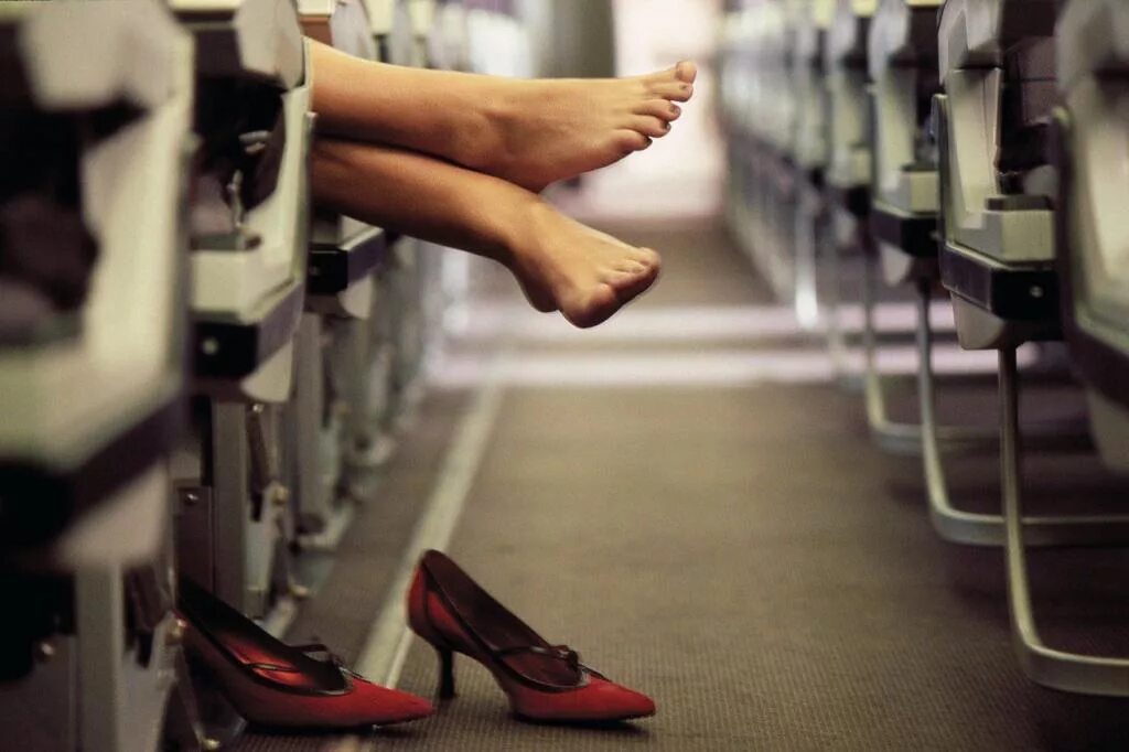 Босые ноги в самолете. Босые ноги стюардесс. Ноги девушки в самолете. Босиком в аэропорту. Отекают ноги в самолете
