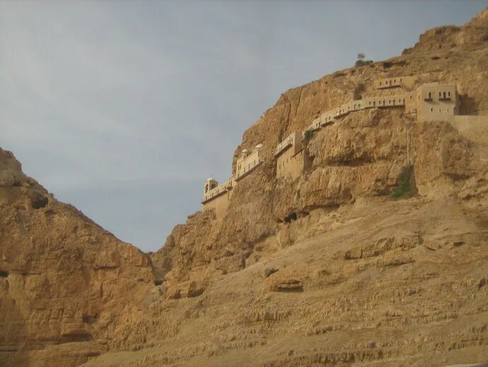 Монастырь дейр каранталь. Палестина гора искушения. Монастырь искушения иерихон. Монастырь каранталь, иерихон. Монастырь каранталь, иерихон.