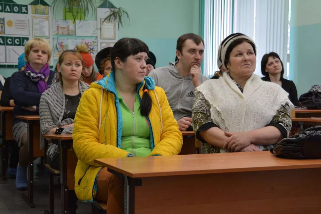 родители в школе. родители на родительском собрании. родители на родительском собрании. родительское собрание в старших классах. собрание родителей.