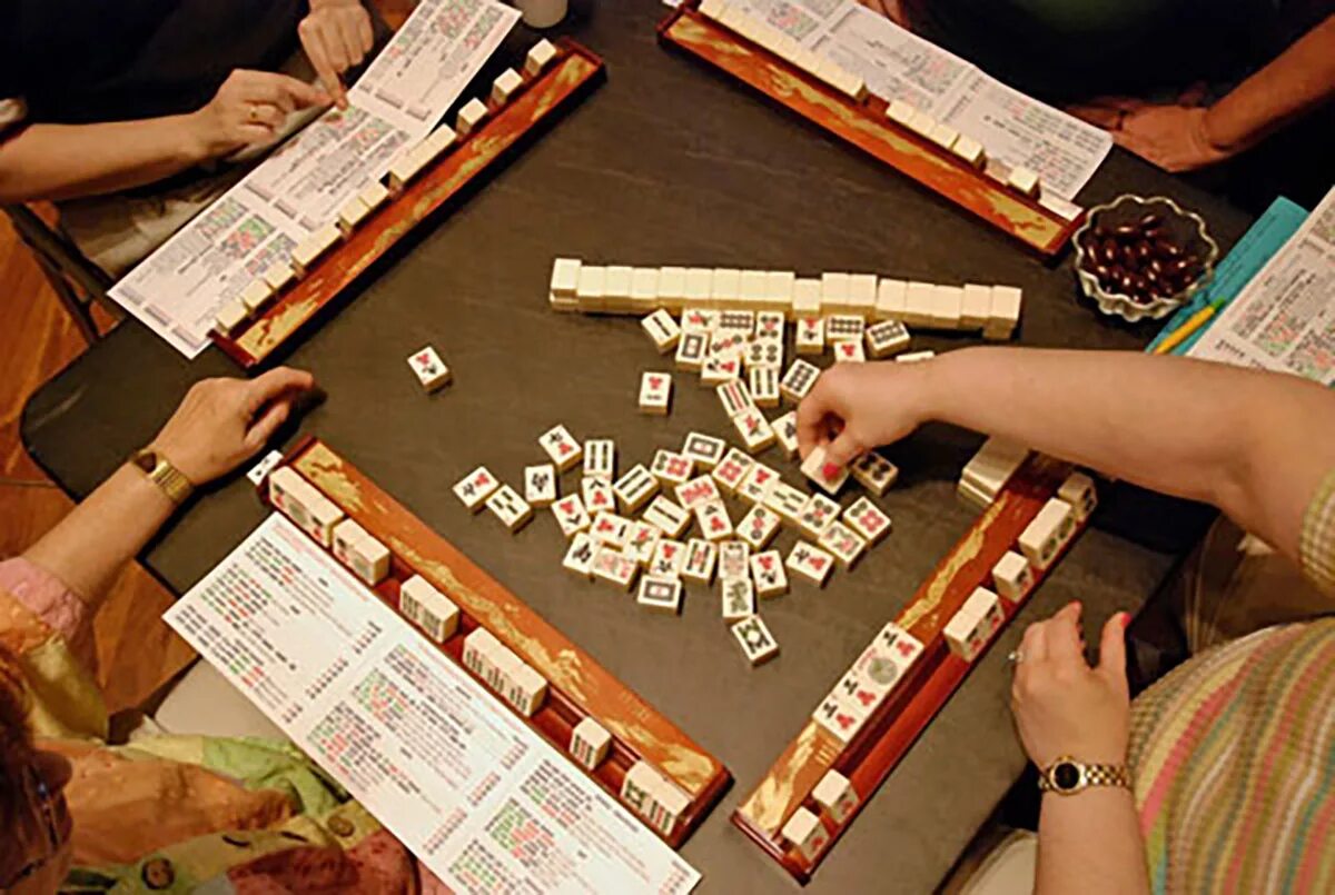 Китайская настольная игра Маджонг. Японская игра настольная Маджонг. Мацзян китайская игра. Маджонг настольная играть.
